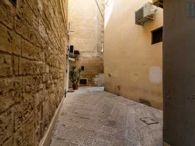 Ci dirigiamo prima alle spalle del palazzo incamminandoci sulla stretta strada Incuria...